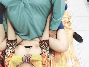 Seorang wanita Pakistan menikmati kenikmatan anal dan penetrasi dari pasangannya yang penuh kasih.