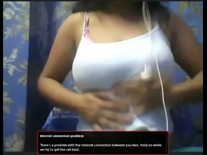 O sedutor show de webcam da titia indiana em roupas reveladoras, autênticas e cativantes.