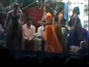 疲れた女の子と大柄な男性が踊り、セックスする地方テルグのビデオ。