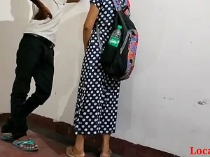 Bir Hint öğretim görevlisi, bir öğrencinin dekorasyonuyla sıcak bir karşılaşma yaşar ve kamerada fantezi dolu eğlenceye yakalanır.