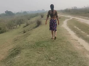 印度女孩在绿色的山丘上说脏话并做爱。