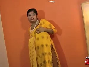 Tia indiana revela suas curvas na webcam, habilmente agradando