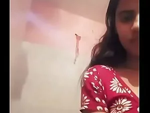 یک زیبایی جوان هندی در یک ویدیوی خود شات داغ همه چیز را آشکار می کند و شهوانی و جذابیت خود را نشان می دهد.