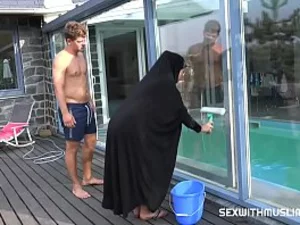 Una impresionante escort musulmana checa disfruta de un encuentro sensual.