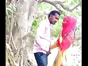 یک زوج جوان هندی تغییرات موقعیتی را بررسی می کنند تا ارتباط جنسی خود را افزایش دهند.