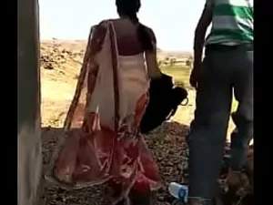 Una mujer india madura disfruta del sexo al aire libre, incluyendo penetración anal apasionada, con su joven pareja en un encuentro caliente.