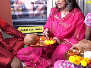 디왈리 축하 후, 어린 여동생과 그녀의 오빠는 열정적인 인도 하드코어 섹스를 합니다.