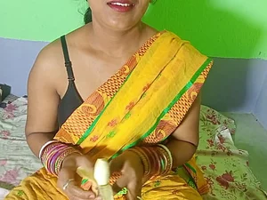 インドの熟女がバナナで誘惑し、秘密の音声を録音しながらタブーなセックスに従事する。官能的でエロティック。