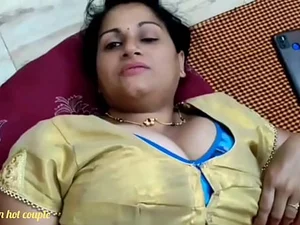 Annu bhabhi与她的邻居沉迷于肮脏的Bhojpuri视频,没有留下任何可想象的空间。