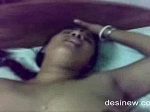 섹시한 벵골 아줌마가 욕망을 탐구하는 뜨거운 만남.