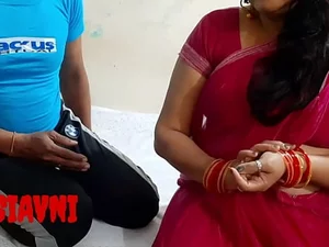 インドのおばさんアヴニが若い男性と官能的なオーバーヘッドセックスをする