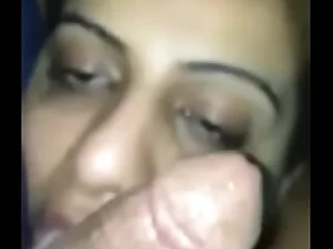Garota indiana Desi engole habilmente meu esperma quente e cheiroso em um vídeo de fetiche