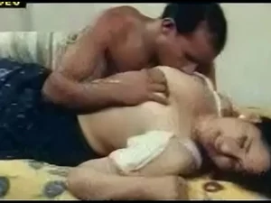 İki çarpıcı Hint güzeli arasında tutkulu öpüşme ve samimi anlar içeren duygusal bir Malayalam videosu.