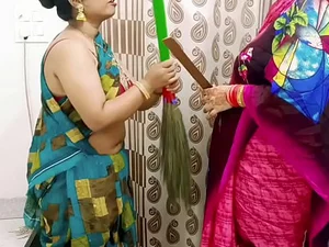Los sensuales enlaces Desi llevan a un trío indio hardcore a una satisfacción explosiva, mostrando su caliente porno bhabhi con un toque adicional.