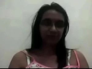 インドのティーンが裸の体験をオンラインで始め、カメラの前で彼女の無邪気さと欲望を共有する。