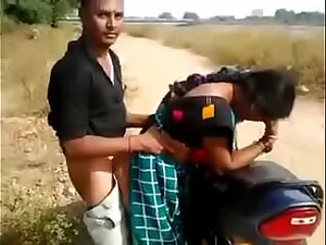 Büyük göğüslü Bhabhi, heyecan verici bir yolculukla motosiklet üzerinde deneyimliyor ve hepsi büyüleyici bir videoda yakalanan tutkulu Andhra Telugu seksine katılıyor.