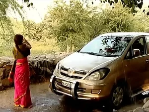 Seorang bhabhi India menikmati mencuci mobil yang panas dengan kekasihnya.