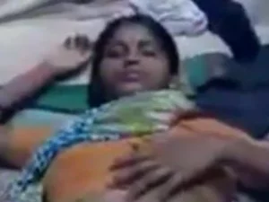 Тамильский босс жестко трахает ее девственную киску.