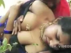Eine tamilische Tante genießt einen intensiven Cowgirl-Ritt auf einem indischen Dildo.
