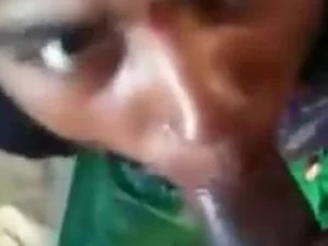 یک مرد هندی با رابطه جنسی دهانی اغوا می شود.