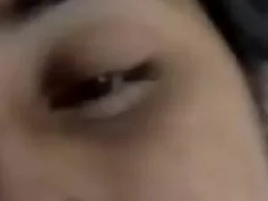 Une adolescente pakistanaise au visage frais s'engage passionnément dans une rencontre webcam déserte.