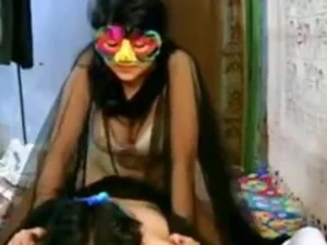 Eine indische Ehefrau zieht sich aus und wird in einem intimen Video frech, was zu leidenschaftlichem Sex führt.