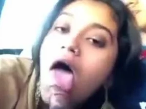 Wanita India memanjakan diri dengan mulutnya di sekitar locker Davy Jones dalam inci