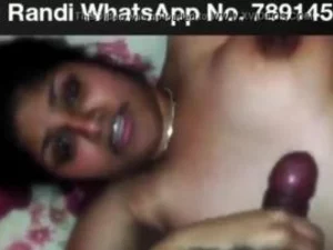 Indischer Kerl ejakuliert unbemerkt beim Fick mit mittelmäßigem Girl