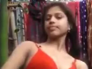 Pasangan muda India meneroka keseronokan anal.