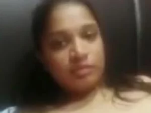 Une jeune femme indienne fait plaisir à son partenaire de webcam avec ses compétences et son désir.