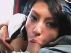 Eine atemberaubende Frau mit buschigem Schamhaaransatz verführt in diesem erotischen Video mit ihrem fesselnden Lächeln.
