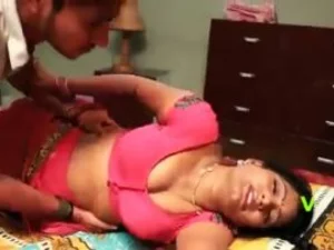 Соблазнительная Дези получает дикий анальный секс от индийской женщины с большой грудью.