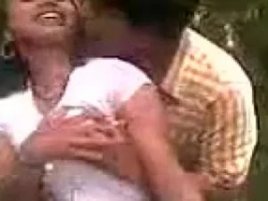 Remaja Tamil muda dalam HD menikmati kenikmatan erotis. Kepolosan berwajah segar memenuhi hasrat liar dalam video yang menggairahkan ini.