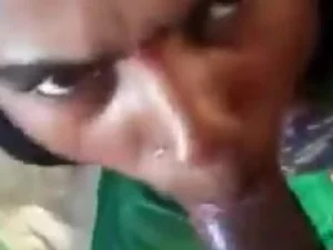 Düşük sınıf Hint kızı istekli bir sakso çekiyor POV tarzı