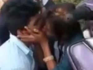 Nurture und ihre Freundin teilen sich heiße Küsse in einem heißen Hindi-Video.