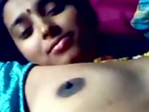 Непальская красотка с мягкой грудью и завлекающим телосложением в откровенном видео.