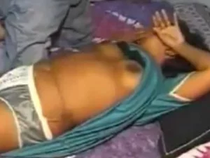 Sebuah rakaman buatan sendiri Telugu yang penuh gairah menampilkan seorang ibu yang berisi dan kekasih berototnya, menikmati perbuatan seks yang canggih.