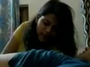Una impresionante MILF tamil complace a una puta caliente en un encuentro impresionante, dejándola ansiosa por más.