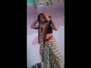 Une beauté indienne danse de manière séduisante avec des compétences orales.