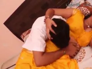 Pasangan India Selatan yang sensual mengeksplorasi kenikmatan dalam film seks panas.