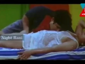 Um filme indiano incomum apresenta uma jovem que não pode se dar ao luxo de voltar para casa e concorda em se apresentar em um vídeo pornográfico para pagar seu ingresso.