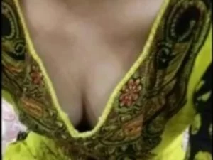 فتيات هنديات شابات يشاركن في فيديو إباحي كامل مع أفعال جنسية مكثفة..