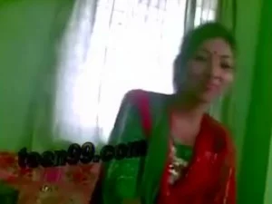 Tecrübeli bir Hint olgun kadın, web kamerasında en vahşi arzularınızı yerine getirmeye hazır.