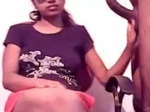 Une jeune fille indienne manipule expertement un buisson épais, démontrant ses compétences en plaisir oral.