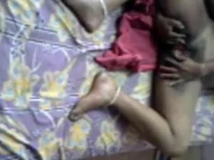 Индийская подросток исследует игру с рукавом с помощью уникальной секс-игрушки. Затем следует захватывающее действие 69, демонстрирующее ее неутолимый аппетит к дикому веселью.