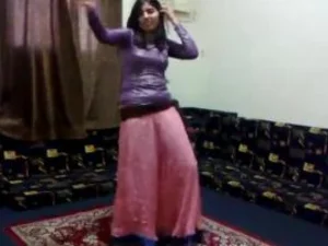 誘惑的なパキスタンの美女が、挑発的に踊りながらアセットを誇示し、ホットなアナルエンカウンターのために汚くなる。