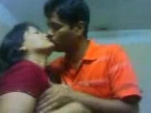 Индийские любовники шарят и ласкают друг друга, создавая чувственную и эротическую встречу.