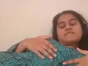 Seorang remaja India yang menggoda menggoda menggoda seorang pria yang tidak curiga ke acara webcam palsu, meninggalkan mereka dalam situasi yang lucu dan memalukan.