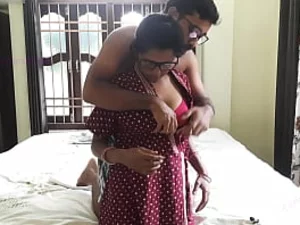 Молодая и похотливая индийская пара наслаждается интенсивным и страстным сексом, мужчина использует дилдо, чтобы удовлетворить свою жену.