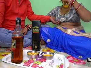 Ein Mädchen wird in einem Maharashtra-Video mit hemmungslosem Sex wild.
